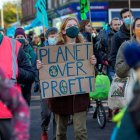 Los miembros de Extinction Rebellion marchan por la paz a través de Glasgow en una protesta, al margen de la Conferencia de las Naciones Unidas sobre el Cambio Climático.