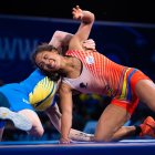 Yépez (de rojo) venció en semifinales a la ucraniana Mariia Vynnyk, por contundente 9-7.