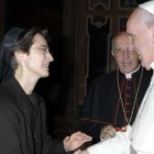 Petrini, que hasta ahora era oficial de la Congregación para la Evangelización de los Pueblos, nació en Roma el 15 de enero de 1969 y pertenece a la Congregación de las Hermanas Franciscanas de la Eucaristía.