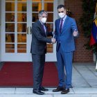 El presidente del Gobierno, Pedro Sánchez (d), recibe al presidente de Ecuador, Guillermo Lasso (i), este jueves en el Palacio de la Moncloa, en Madrid.