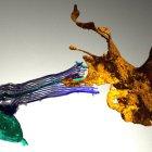 La célula neuroide de la esponja (naranja) extiende unos brazos que envuelven el aparato de alimentación de una célula digestiva de la esponja (verde) para crear un vínculo de comunicación dirigido. La imagen se tomó mediante microscopía electrónica.