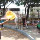 Jean Fran Baldeón, de 12 años, muestra su habilidad en el lanzallamas, una tarea que es vigilada por los instructores para evitar algún accidente.