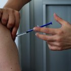 Vacunación. Según las autoridades de la Salud, la gente debe seguir protegiéndose para evitar otra tragedia en el nuevo año. / Carlos Ramírez