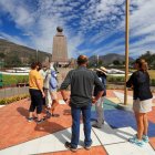 Turistas visitan la Ciudad Mitad del Mundo (Ecuador), en una fotografía de archivo.