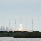 Fotografía de archivo de una imagen facilitada por la NASA que muestra el despegue del cohete Falcon 9, con la cápsula Dragon abordo en la estación de Cabo Cñaveral, Florida, Estados Unidos.