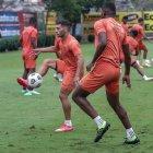 El volante argentino Emmanuel Martínez (izquierda) será el encargado de organizar la ofensiva de Barcelona ante Olmedo, en Riobamba, ante la ausencia de Damián Díaz, quien está lesionado desde hace tres semanas.