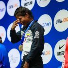 Yépez (c) no pudo contener las lágrimas al oír el Himno Nacional en el podio.