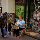 -Dos mujeres que ejercen la mendicidad conversan en una céntrica calle de Sevilla EFE/Julio Muñoz