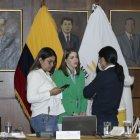 Receso. Los correístas Victoria Desintonio y Mónica Palacios instruyen al presidente de la Comisión, Fernando Cabascango.