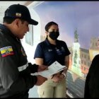Momentos en que un agente de la Policía de Ecuador leía los derechos a Karla Cecilia, tras su arribo al aeropuerto de Guayaquil.
