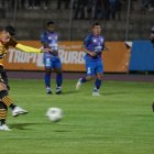 Un gol de tiro libre puso a ganar a los amarillos