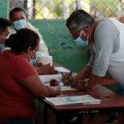 Un hombre vota en las elecciones presidenciales hoy, en la Junta Receptora de Esquipula en Managua (Nicaragua).