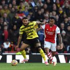 Joshua King de Watford (L) y Gabriel del Arsenal (R) en acción durante el partido de fútbol de la Premier League inglesa entre el Arsenal FC y el Watford FC en Londres, Reino Unido, 07 de noviembre de 2021.