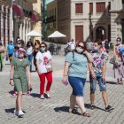 Turistas recorren las calles hoy, 7 de noviembre del 2021, en La Habana.