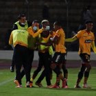 Los jugadores de Barcelona abrazan a Leonel Quiñónez (semioculto) tras marcar el primer gol ante Olmedo. De lejos, observa al técnico Fabián Bustos (i).