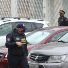 Cuidado. Mientras se desarrolla la reunión o evento, un guardia hace una ronda en el parqueadero de vehículos.