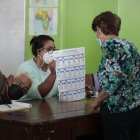 Una mujer vota en las elecciones presidenciales, el 7 de noviembre de 2021, en la Junta Receptora de Esquipula en Managua (Nicaragua).