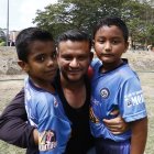 Su padre, Rolando Lara (c), ha inculcado a sus hijos Joseph (i) y Thiago (d) el cariño por el fútbol, su hermano mayor, Adrián, estuvo en las formativas de Emelec.