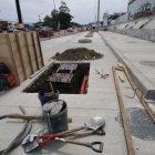 Obreros. A las 11:00 de ayer se vio a obreros sentados descansando o chateando en los celulares. Se entiende que por la hora todavía no estaban en el tiempo del almuerzo y reposo.