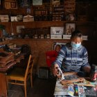 Atractivo. La artesana Micaela Kramer trabaja en una pieza dentro del antiguo vagón de tren que sirve de taller en su pueblo.