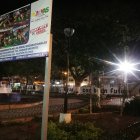 Efecto. Los presuntos responsables de dejar a oscuras el área recreativa sacaron las instalaciones eléctricas subterráneas y cables del interior de los postes metálicos.