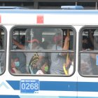 Metrovía. A las 10:00, cuando ya no era la hora pico, la metrovía circulaba llena de pasajeros.