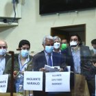 Legisladores de la oposición mientras celebran tras la sesión de juicio político al presidente Piñera. Johanna Zárate / efe