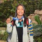 La luchadora Lucía Yépez muestra su medalla de oro obtenida en el Mundial Juvenil de Serbia.