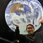 El colombiano Francisco Vera, de 12 años, posa durante una entrevista con la Agencia Efe en el ámbito de la cumbre del clima de la ONU en Glasgow (Reino Unido).