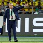 El entrenador de Ecuador Gustavo Alfaro dirige ante Colombia hoy, en una imagen de archivo.