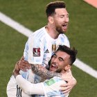 Nicolás González celebra con Lionel Messi una anotación de Argentina.