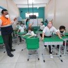 Los estudiantes del Liceo Panamericano arrastran sus pupitres hasta la puerta para formar una barricada, durante un simulacro de atentado en el plantel.