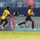 Ayrton Preciado (d) apunta para ser titular contra Venezuela en Quito.