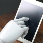 Cibernexos. La IA está cada vez más presente en nuestros dispositivos, algo que a futuro sería un riesgo.