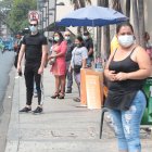 Transeuntes esperando bus y caminando Agencia (ag-extra)