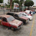Uno de los vehículos que está abandonado en el parqueadero y que la comunidad pide a su dueño lo retire o lo chatarrice.