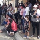 Quejas. Los padres reclaman por falta de organización, los niños debían entrar solos a la inoculación.
