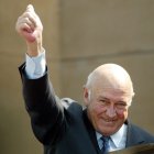de Klerk gives the thumbs-up as he leaves the inauguration ceremony of South African President Thabo Mbeki at the Union Buildings in Pretoria, South Africa, Tuesday 27 April 2004. FW de Klerk Foundation said on 11 November the former South African president died at 85 years old. (Sudáfrica) EFE/EPA/STR EPA-EFE/STR