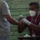 Un hombre vota durante las elecciones presidenciales en la junta receptora de votos del Colegio Benjamín Zeledón en Managua (Nicaragua).