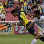 Piero Hincapié intenta llegar al balón y provoca el error del golero venezolano para el único gol del partido