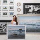 María Emilia junto a las tres obras que serán presentado en Nueva York.