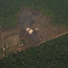 Vista aérea de áreas deforestadas de la selva amazónica, en Porto Velho, Rondonia (Brasil) con el lado derecho calcinado por los incendios, en una fotografía de archivo.
