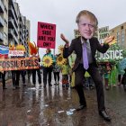 Activistas de la organización ecologista "Extinction Rebellion" se manifiestan este viernes ante las puertas de acceso de la COP26 en el último día del calendario oficial de la cumbre del clima de Glasgow (Reino Unido).