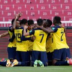 Jugadores de Ecuador celebran un gol ante Venezuela hoy, en un partido de las eliminatorias sudamericanas entre Ecuador y Venezuela para el Mundial de Catar en el estadio Rodrigo Paz Delgado en Quito (Ecuador).