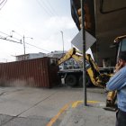 Con una grúa se intentó retirar el contenedor para habilitar el tráfico en la Rodolfo Baquerizo.