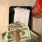 Una cuenta de la consumición y dinero sobre la mesa de un restaurante en Nueva York. Foto: Benno Schwinghammer/dpa ag-periodistas / DPA