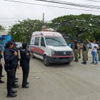 Una ambulancia sale hoy de la penitenciaría de Guayaquil (Ecuador).