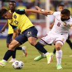 Jeremy Sarmiento (i), de 19 años, fue titular por primera vez en la selección de Ecuador.
