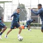 El volante ofensivo Ángel Mena (centro) y el lateral izquierdo Diego Palacios (derecha) cumplieron con la fecha de suspensión y estarán disponibles para el partido del martes en Santiago. Mena se perfila como titular.