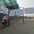 En los exteriores del centro carcelario quedaron algunos carteles elaborados por allegados de los reos.